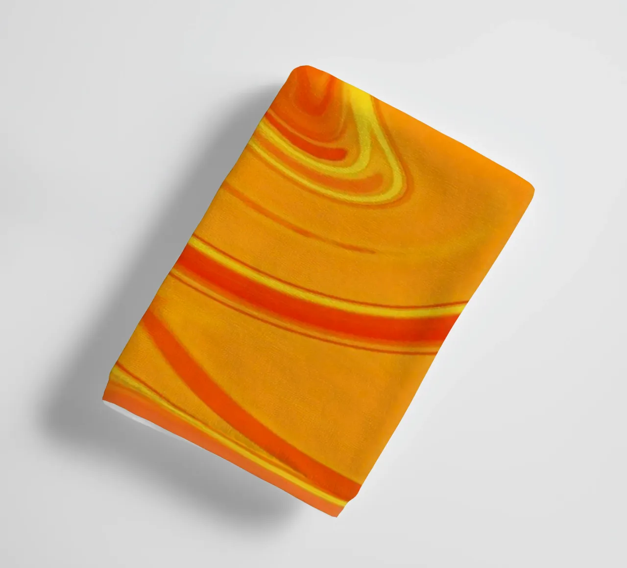 Abstraktes dynamisches Muster in gelb, orange und rot. Handtuch von Something for you