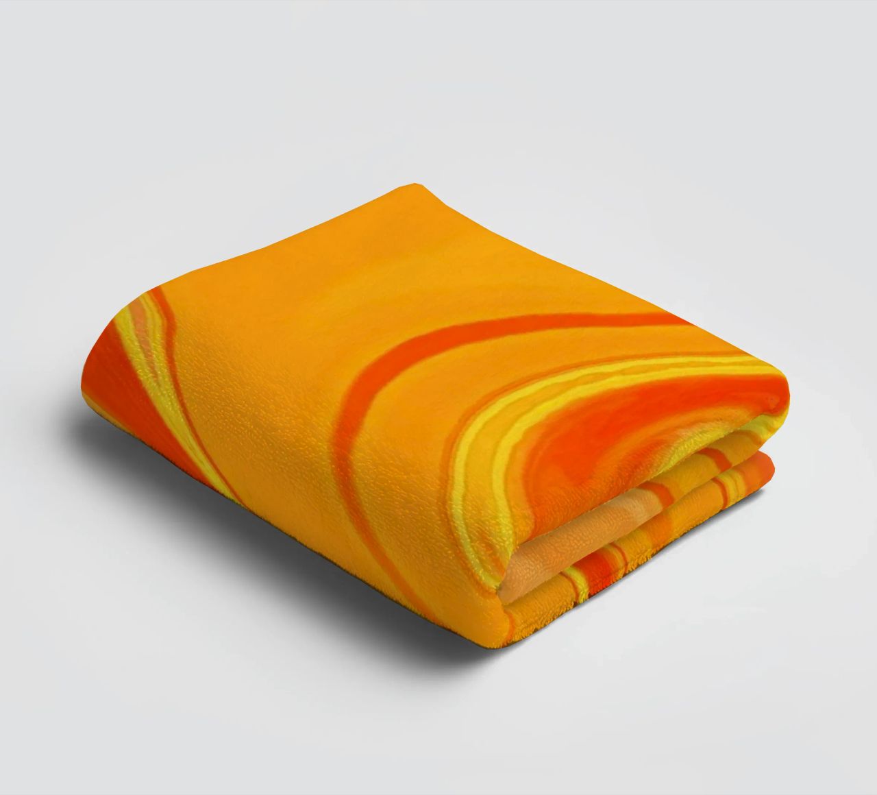 Motif dynamique abstrait en jaune, orange et rouge. serviette de bain de Something for you