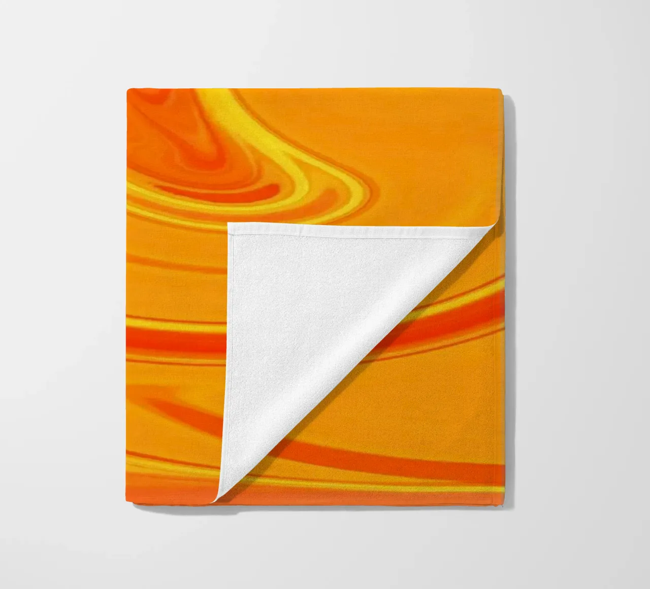 Motif dynamique abstrait en jaune, orange et rouge. serviette de plage de Something for you