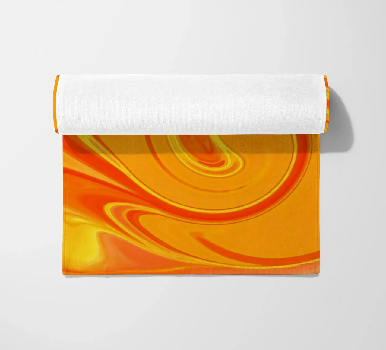 Motif dynamique abstrait en jaune, orange et rouge. serviette de plage de Something for you