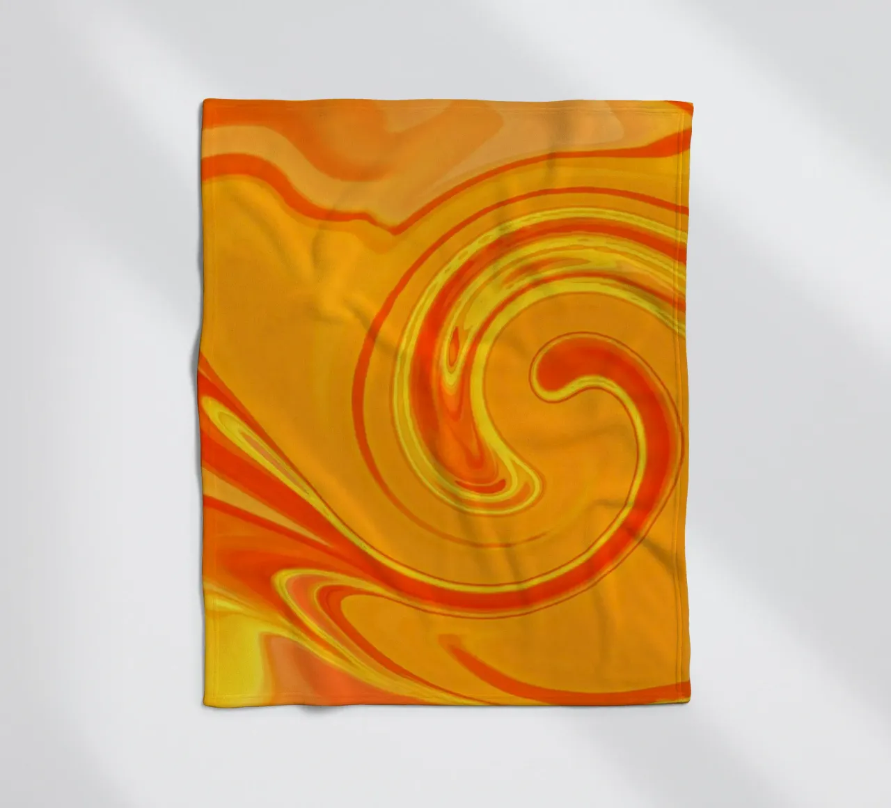 Motivo dinamico astratto in giallo, arancione e rosso. coperta in pile da Something for you