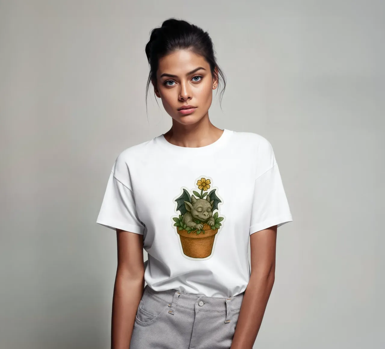 Baby Gargoyle che dorme in un vaso di fiori t-shirt da Taika Tori Art