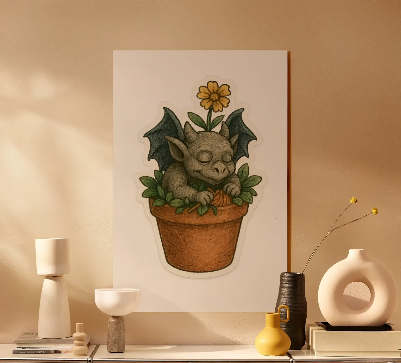 Baby Gargoyle che dorme in un vaso di fiori plexiglass da Taika Tori Art