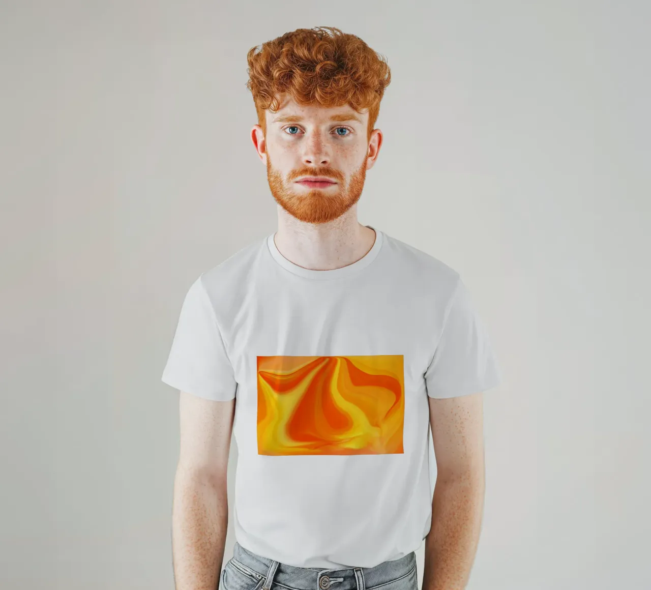 Motivo dinamico astratto in giallo, arancione e rosso. t-shirt da Something for you