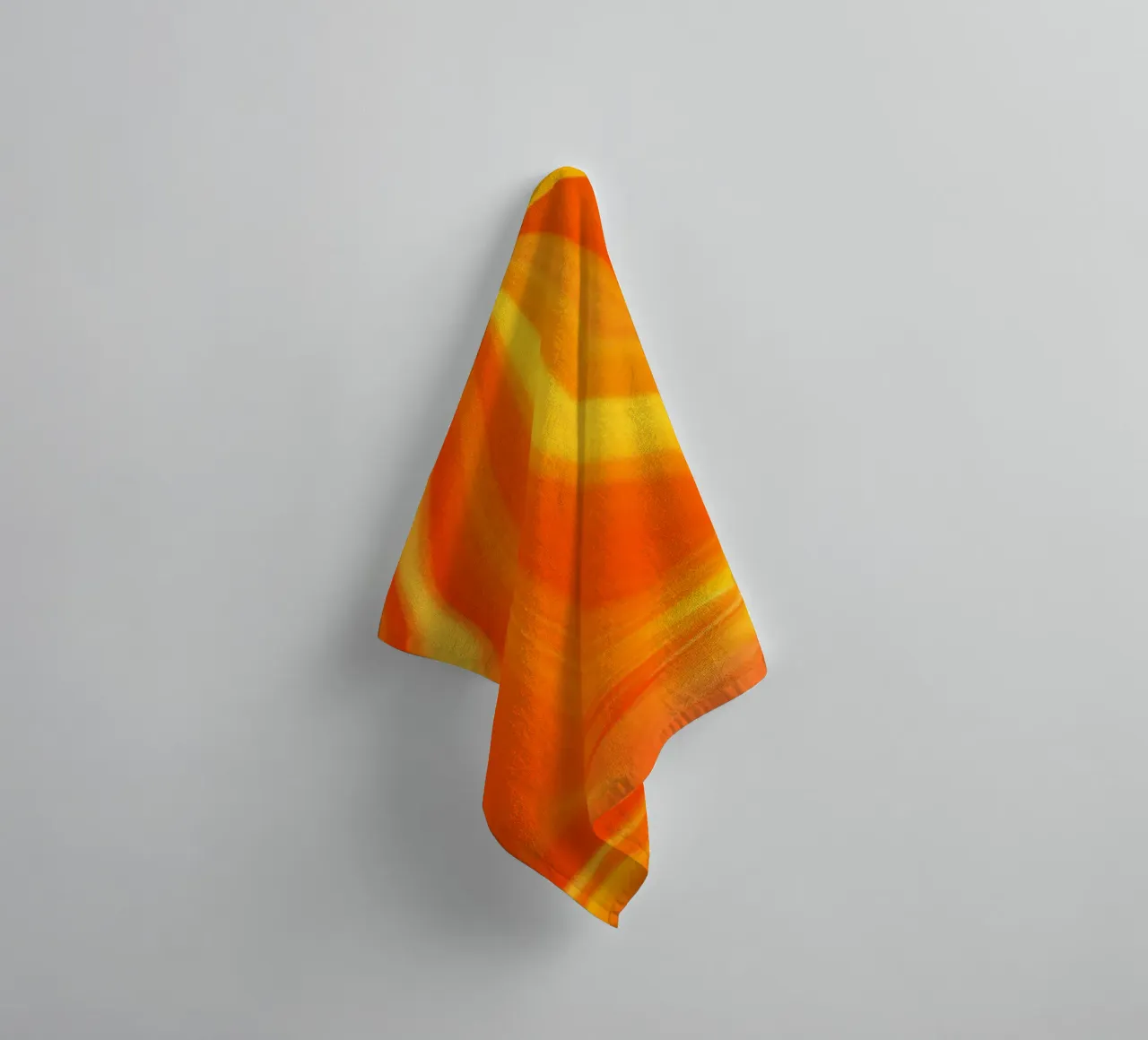Motif dynamique abstrait en jaune, orange et rouge. serviette de bain de Something for you