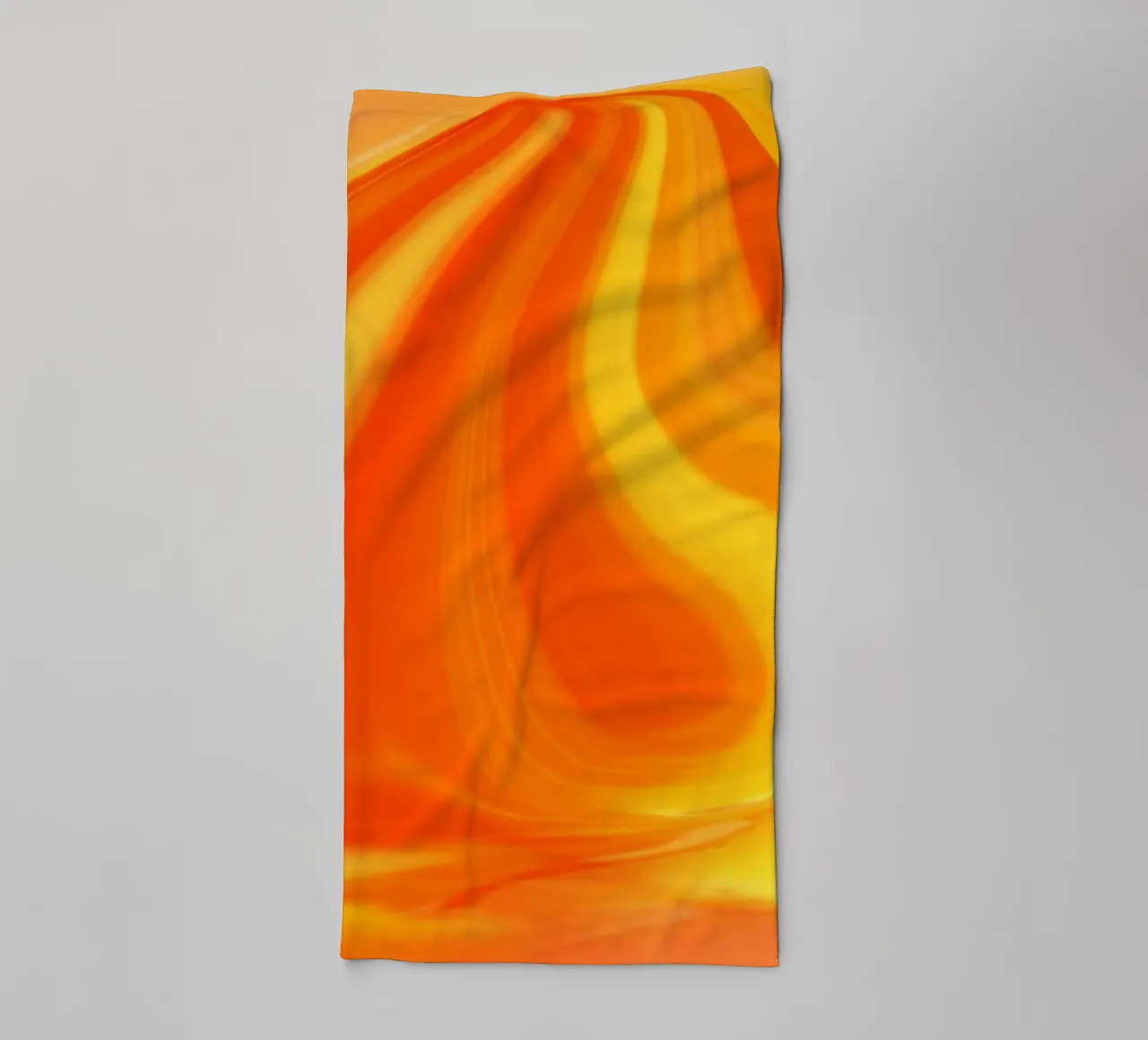Motif dynamique abstrait en jaune, orange et rouge. serviette de bain de Something for you