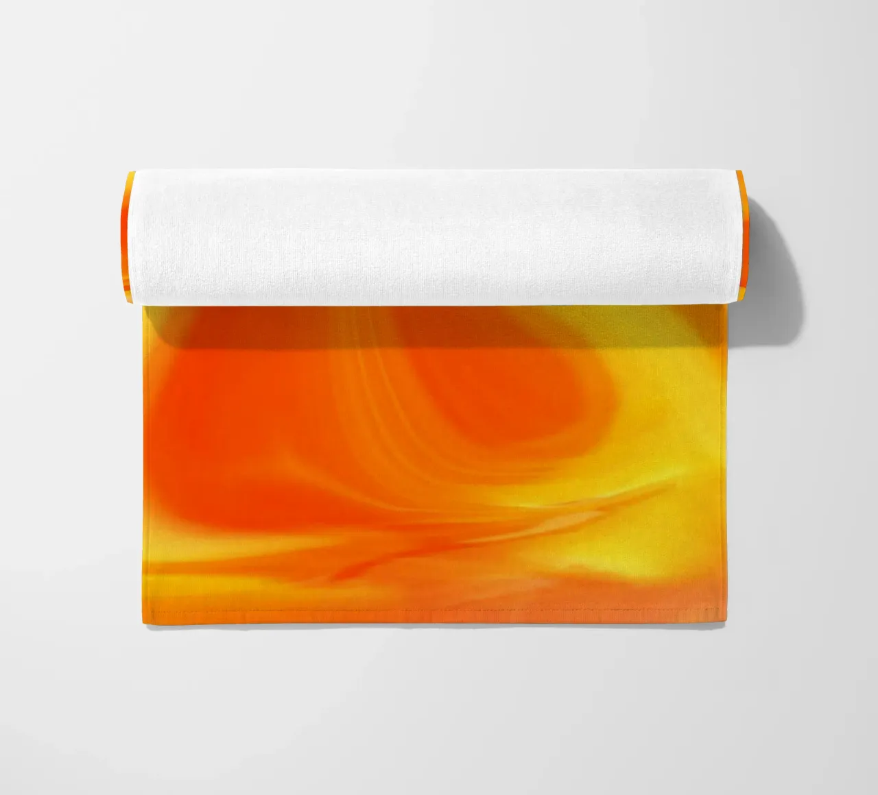Motif dynamique abstrait en jaune, orange et rouge. serviette de plage de Something for you