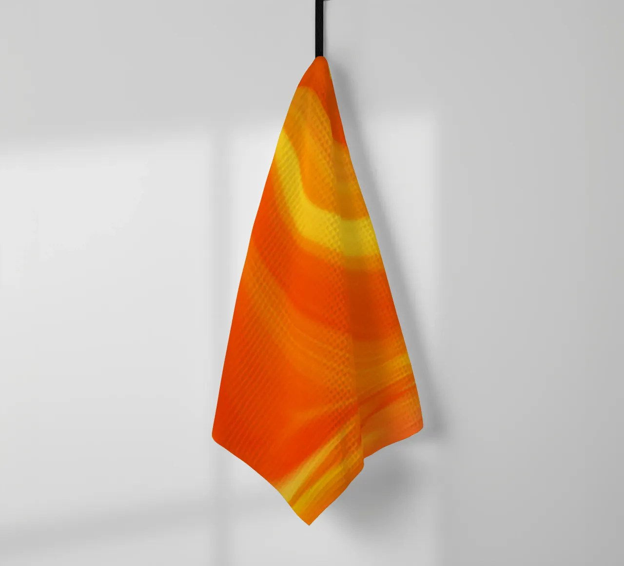 Motif dynamique abstrait en jaune, orange et rouge. torchon de Something for you