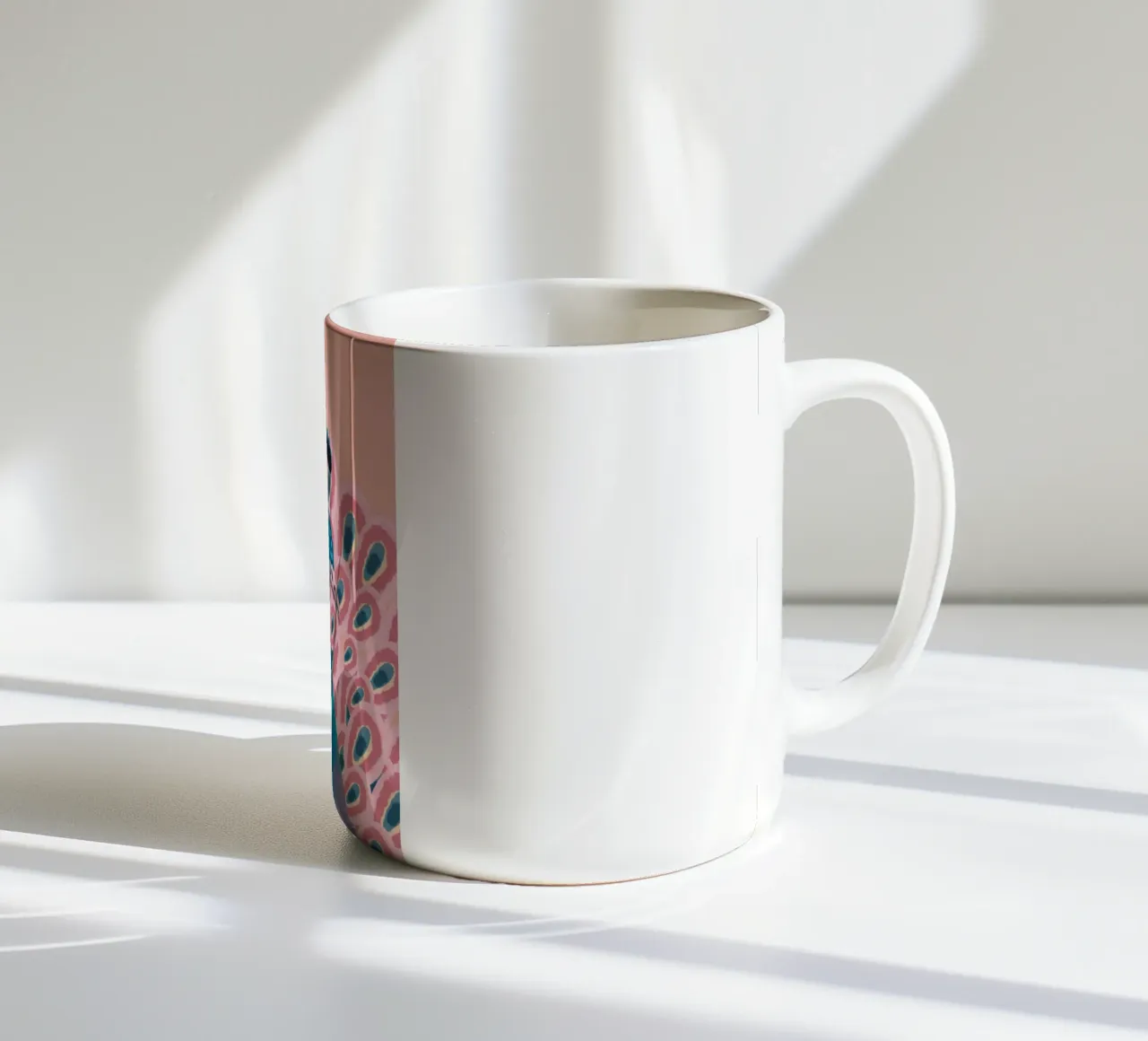 Piume di pavone maschio colorate tazza in ceramica da igoshartwrks