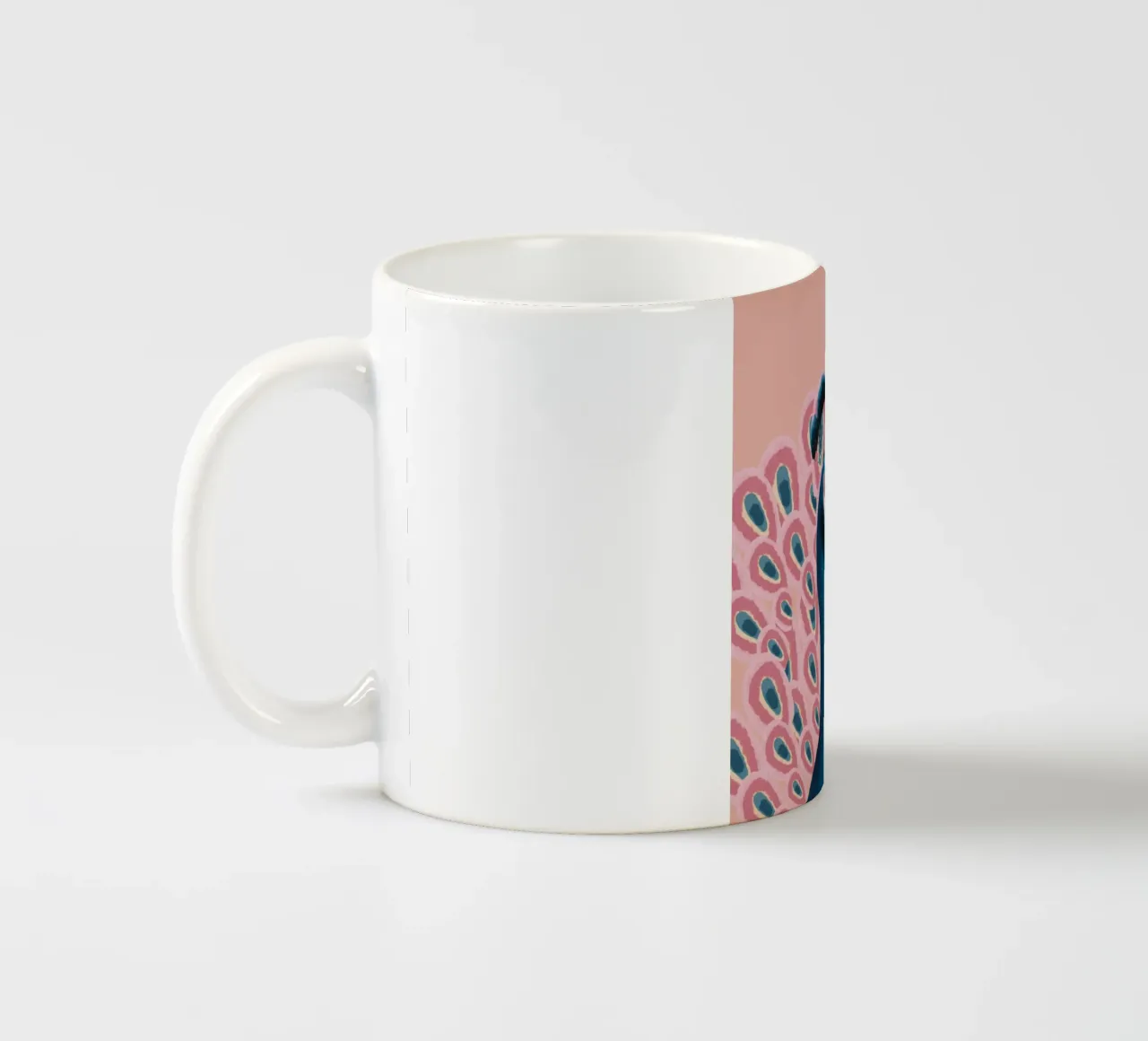 Piume di pavone maschio colorate tazza in ceramica da igoshartwrks