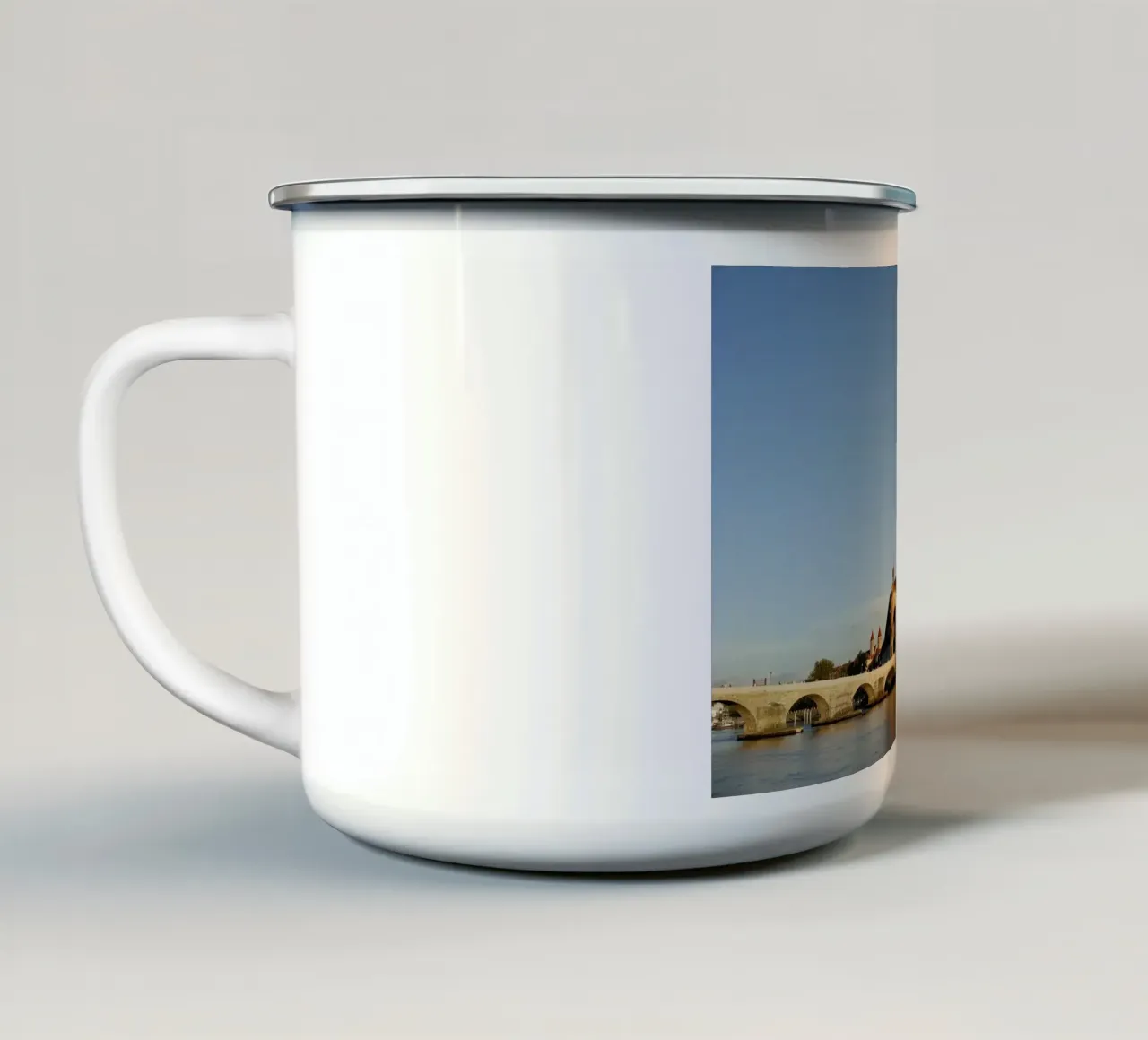 Vista sulla città di Ratisbona tazza in smalto da Simon Koy