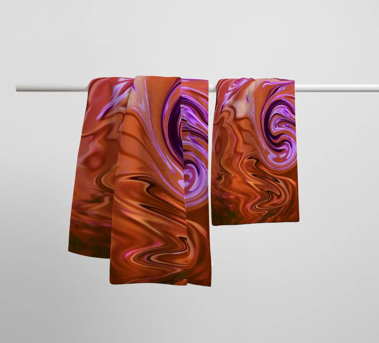 Abstract dynamisch patroon in oranje, bruin en paars badhanddoek van Something for you