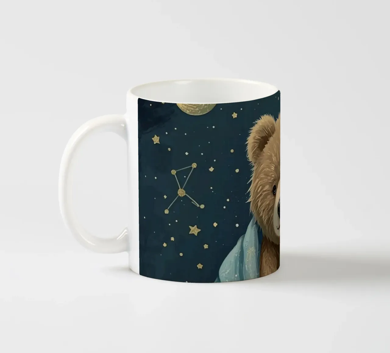 Orsetto avvolto in una coperta stellata tazza in ceramica da DesignDoodle
