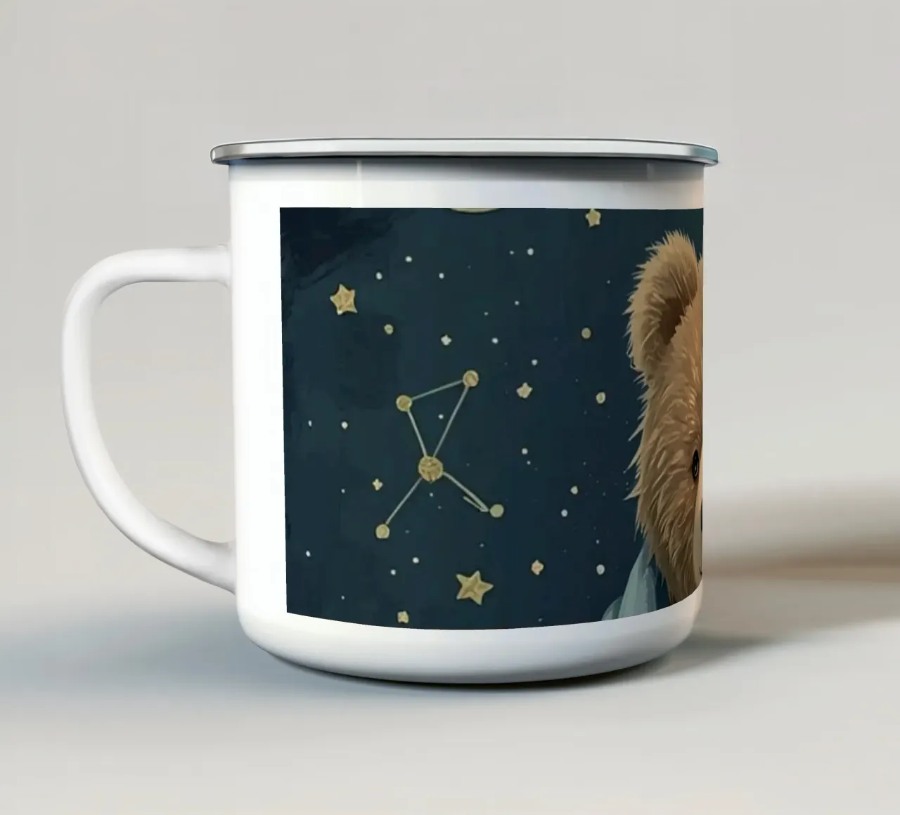 Orsetto avvolto in una coperta stellata tazza in smalto da DesignDoodle