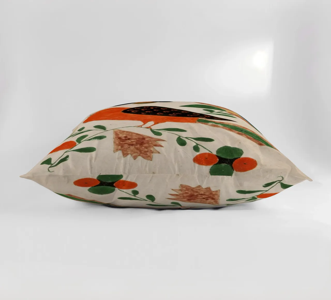 Bird Facing Left on Flowering cuscino da vintageshop