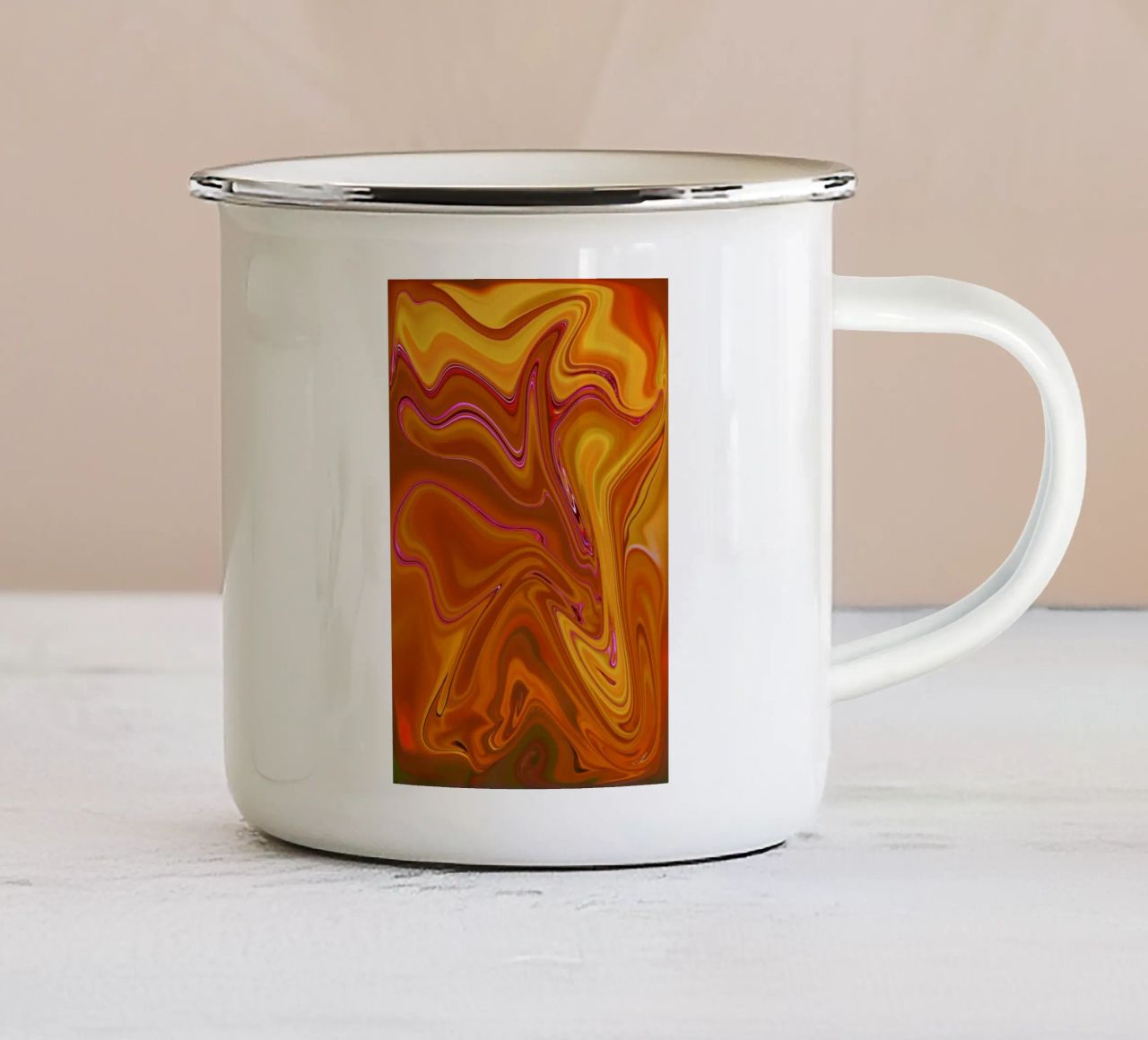 Modello dinamico astratto in giallo, arancione e viola. tazza in smalto da Something for you