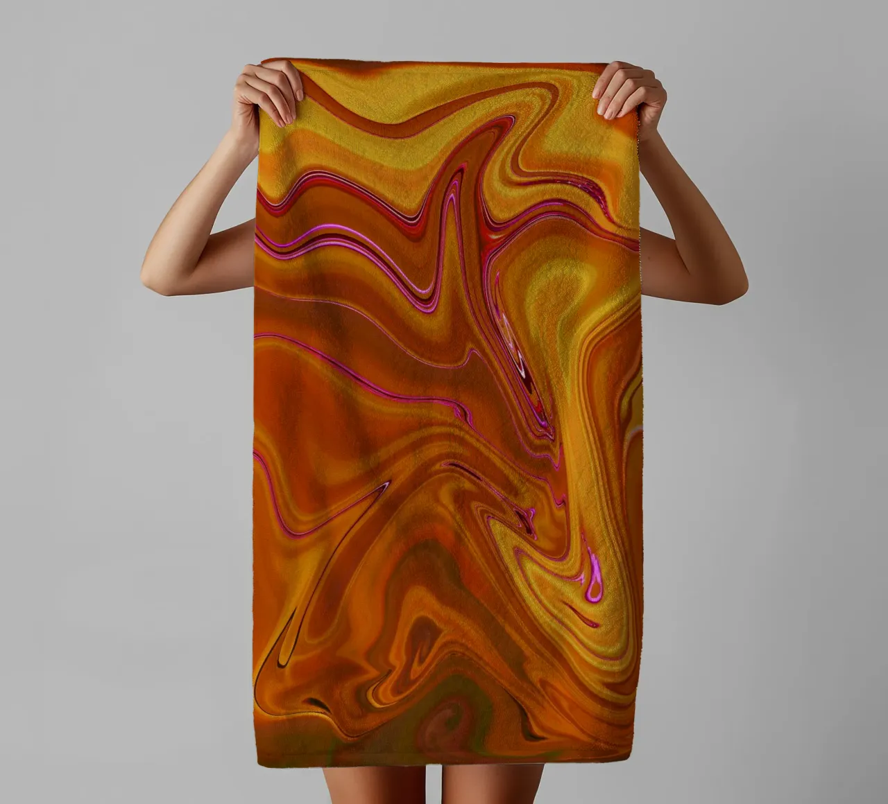 Patrón abstracto dinámico en amarillo, naranja y morado. toalla de baño de Something for you