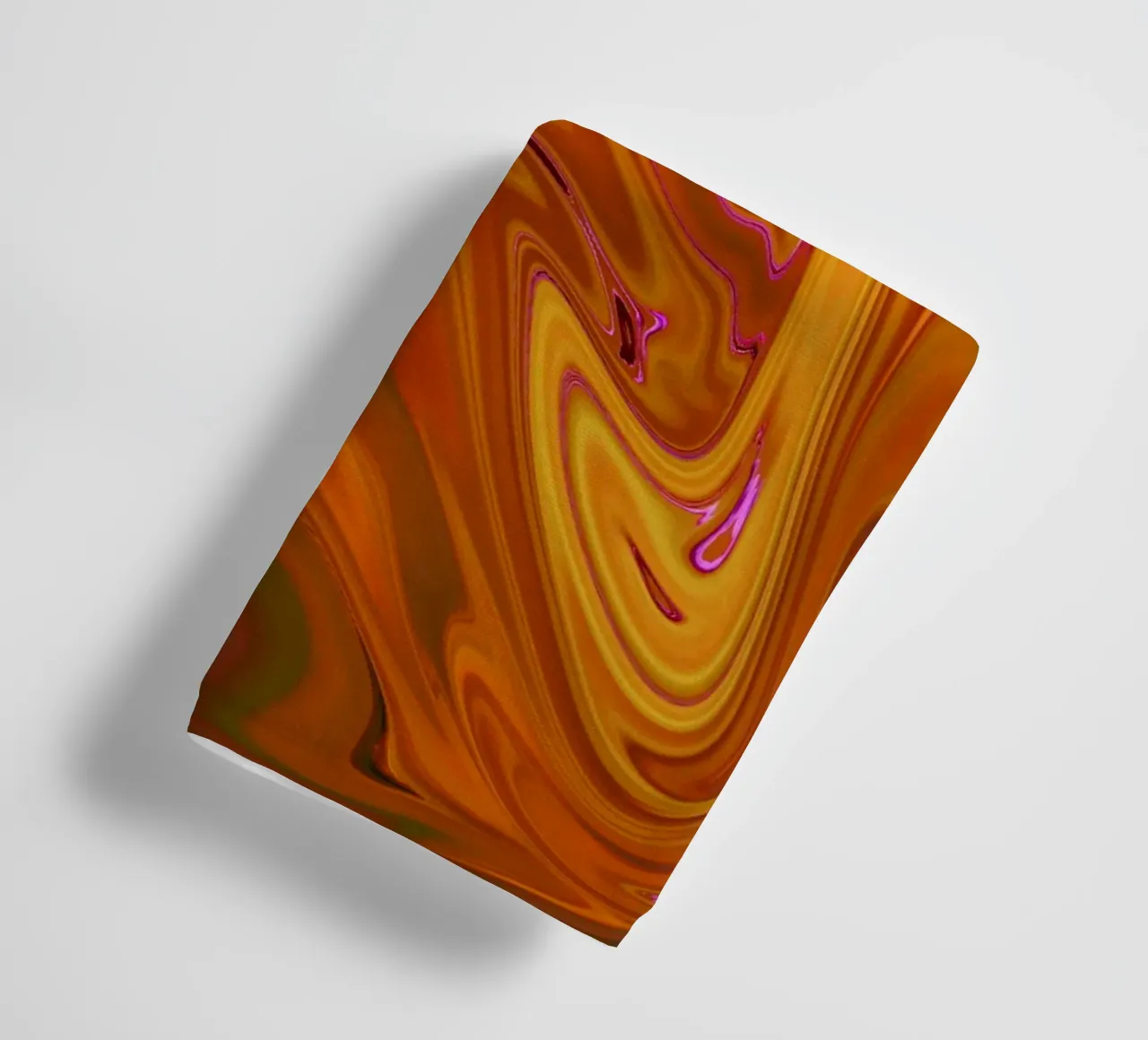 Abstraktes dynamisches Muster in gelb, orange und lila. Handtuch von Something for you