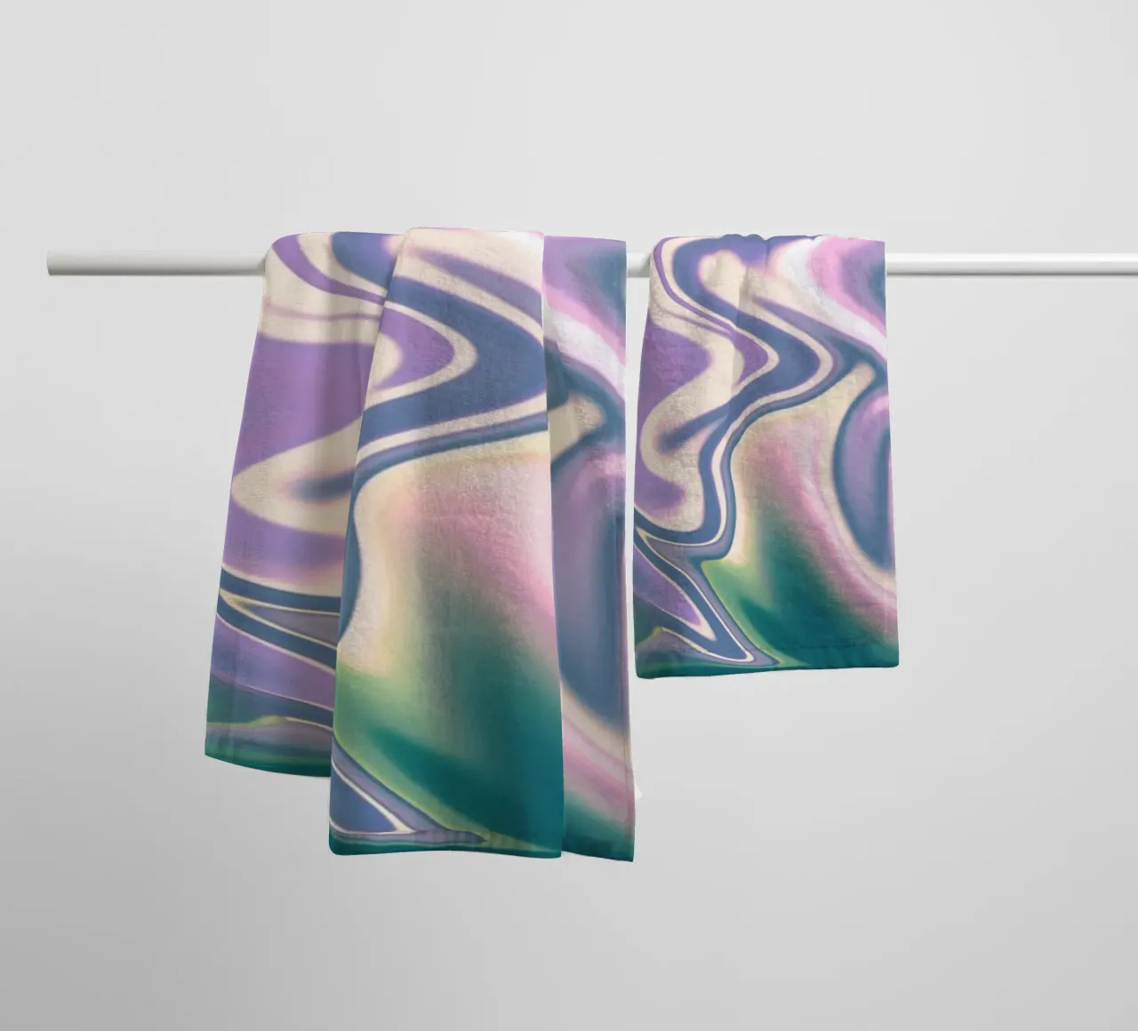 Disegno astratto dinamico in bianco, blu, viola e verde. asciugamano da bagno da Something for you