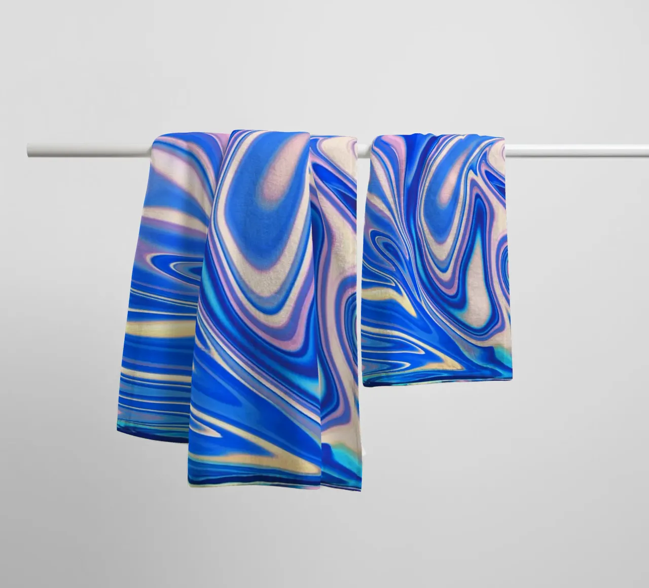 Motif dynamique abstrait en blanc, bleu et rose. serviette de bain de Something for you