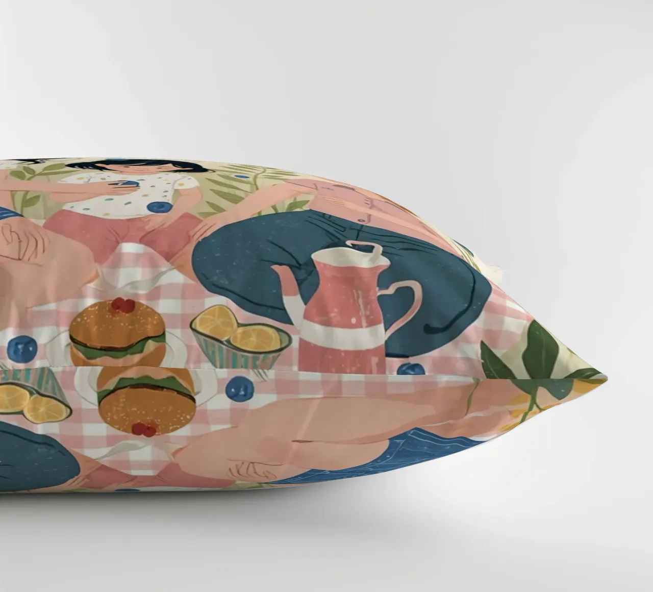 Una famiglia che si gode un picnic con cibo e fiori cuscino da DesignDoodle