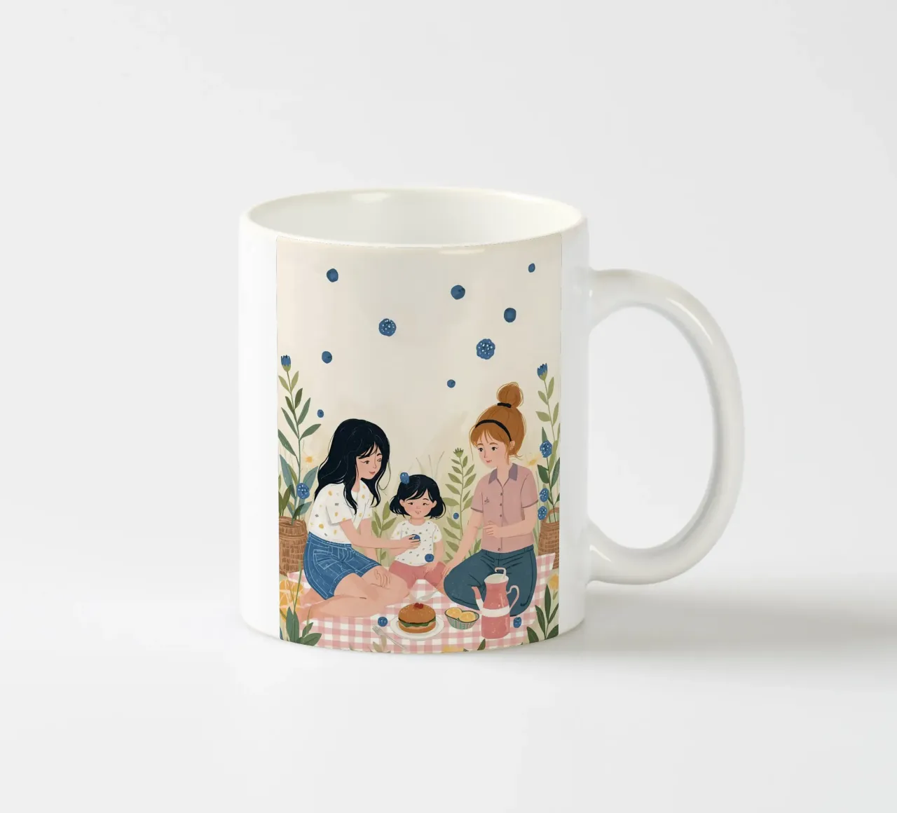 Una famiglia che si gode un picnic con cibo e fiori tazza in ceramica da DesignDoodle