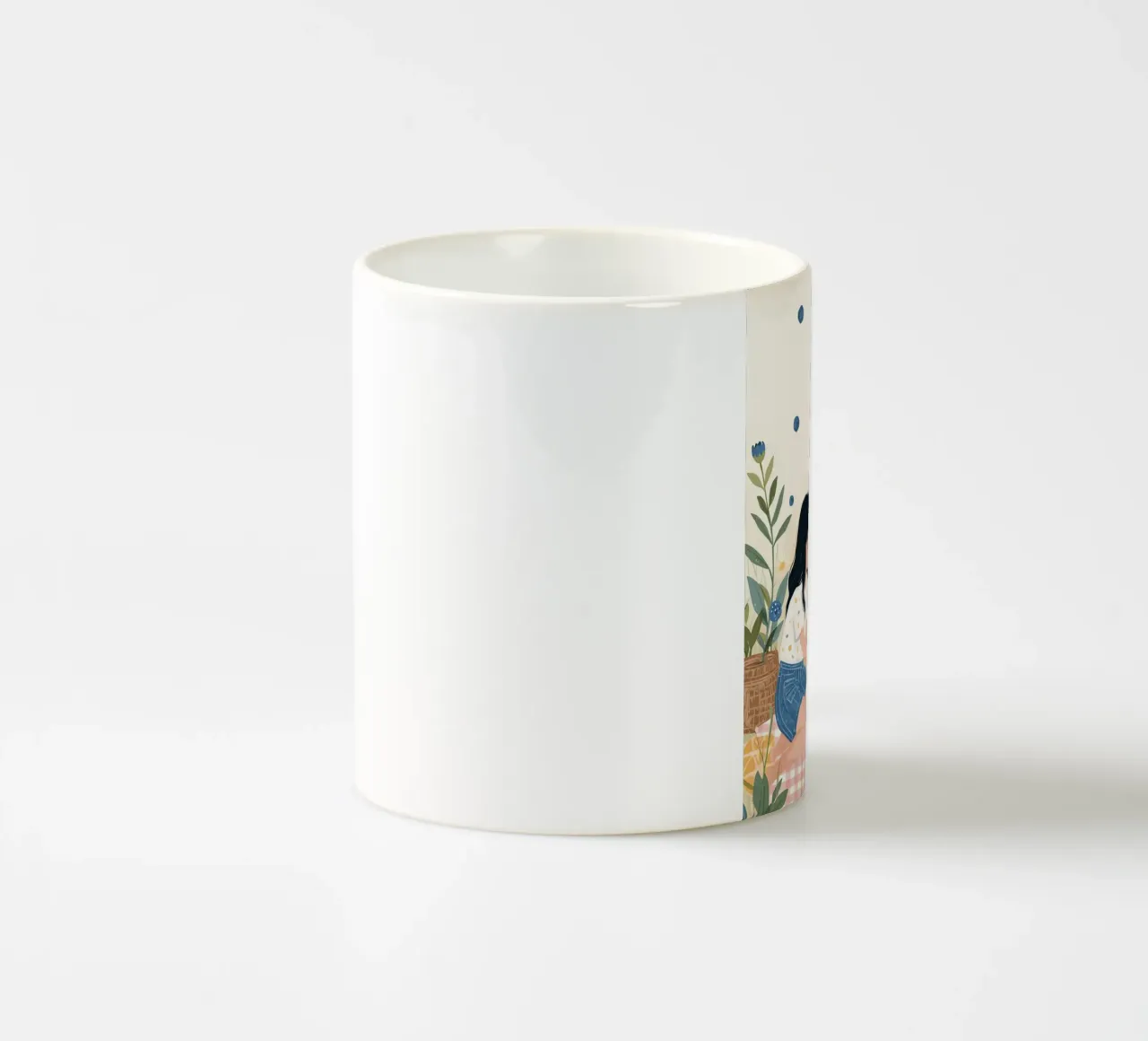 Una famiglia che si gode un picnic con cibo e fiori tazza in ceramica da DesignDoodle