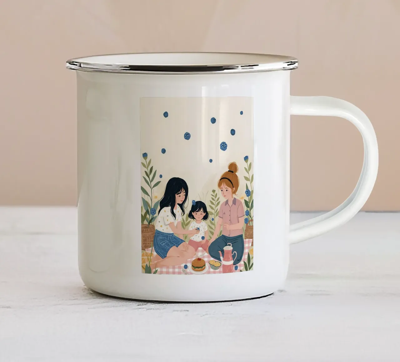 Una famiglia che si gode un picnic con cibo e fiori tazza in smalto da DesignDoodle
