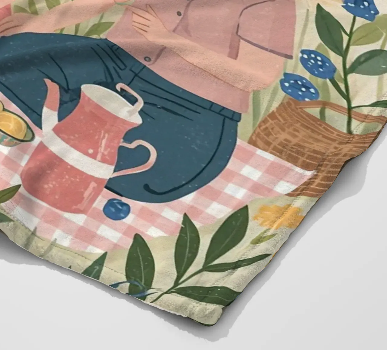 Una famiglia che si gode un picnic con cibo e fiori coperta in pile da DesignDoodle