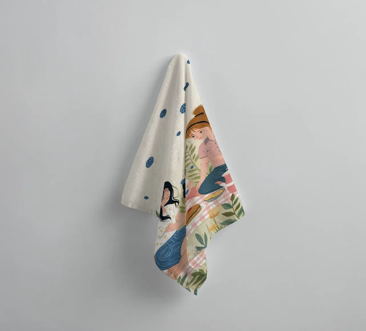 Una famiglia che si gode un picnic con cibo e fiori asciugamano da bagno da DesignDoodle
