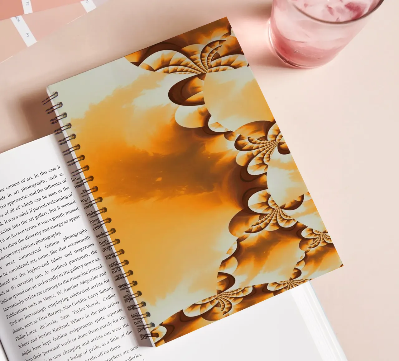 Motivo dinamico astratto in giallo, arancione e marrone. diario ad anelli da Something for you