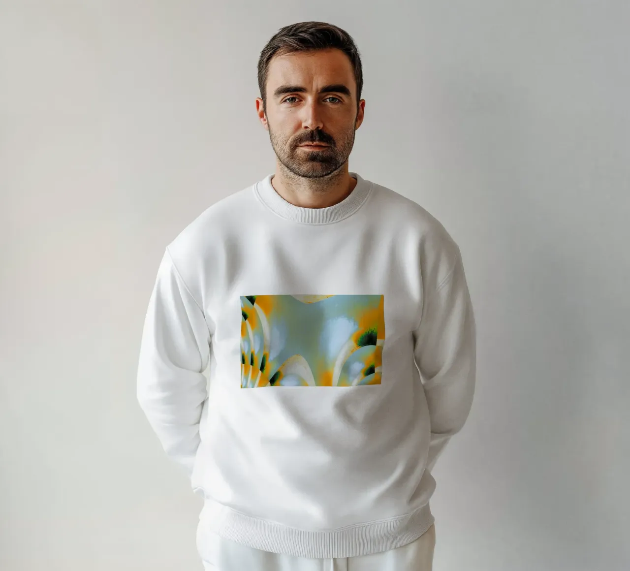 Motif dynamique abstrait en blanc, bleu, orange, vert. sweat de Something for you