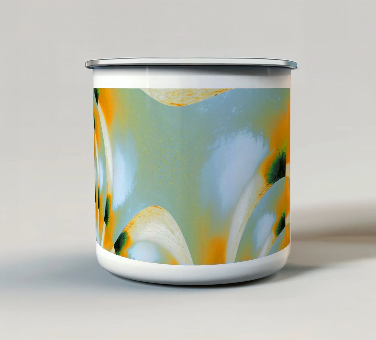 Disegno dinamico astratto in bianco, blu, arancione e verde. tazza in smalto da Something for you