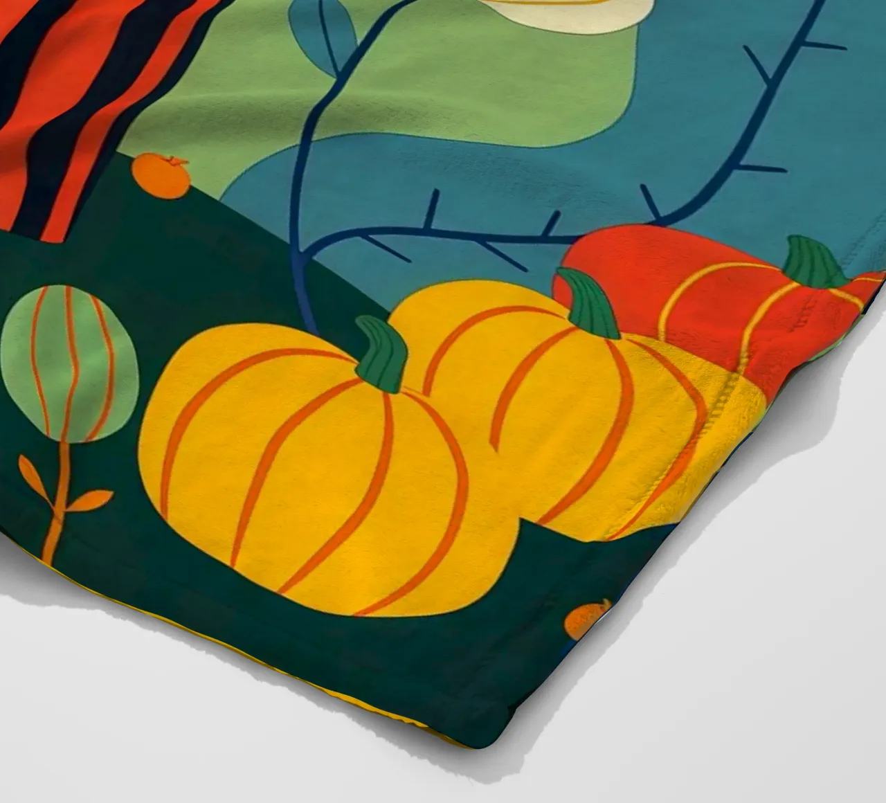 Donna che raccoglie una zucca in un campo di zucche coperta in pile da ARTOMATIC