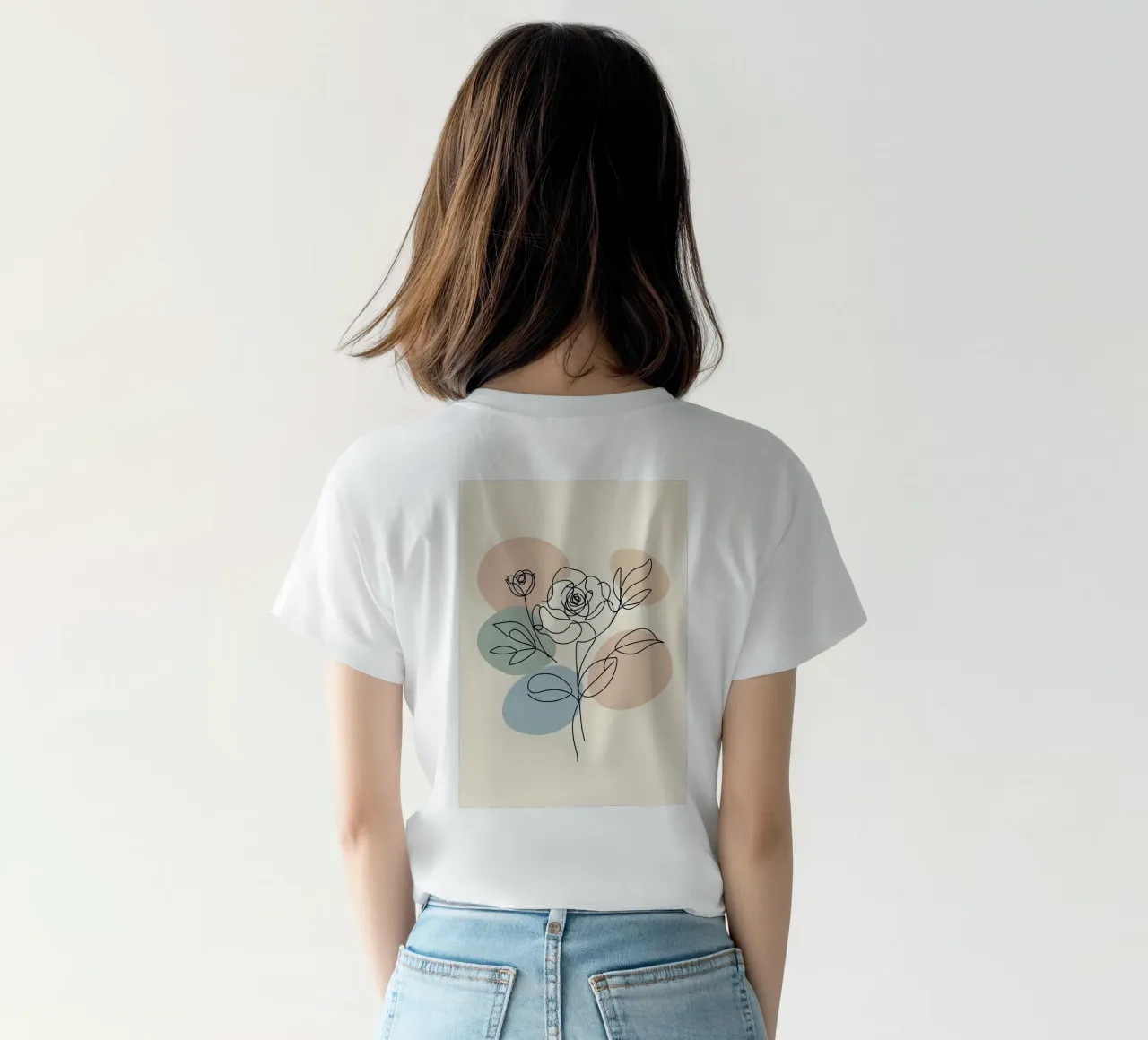 Line art minimalista di un fiore di rosa t-shirt da Bloom And Brush
