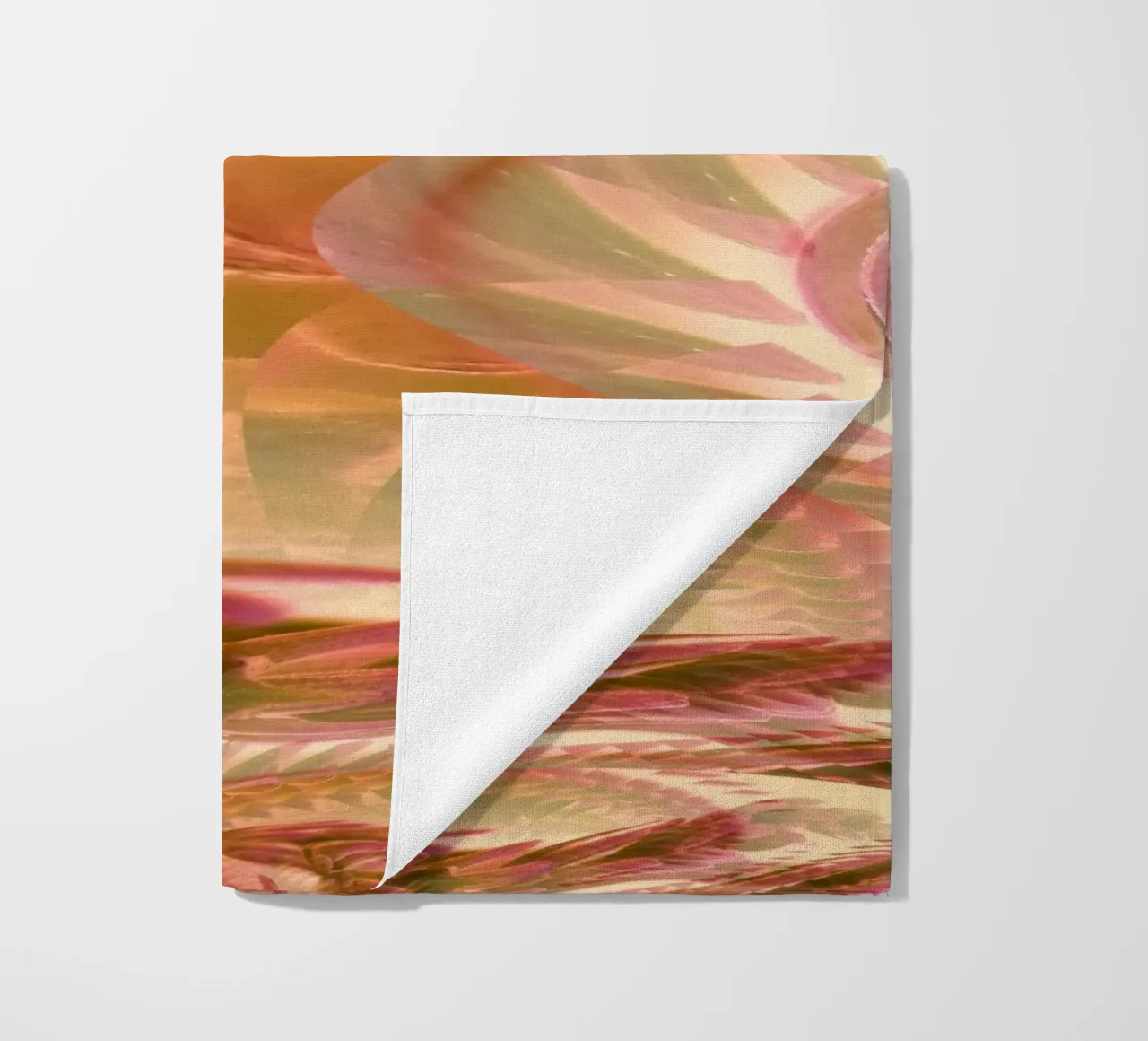 Motif floral abstrait dynamique en orange, rose, blanc serviette de plage de Something for you