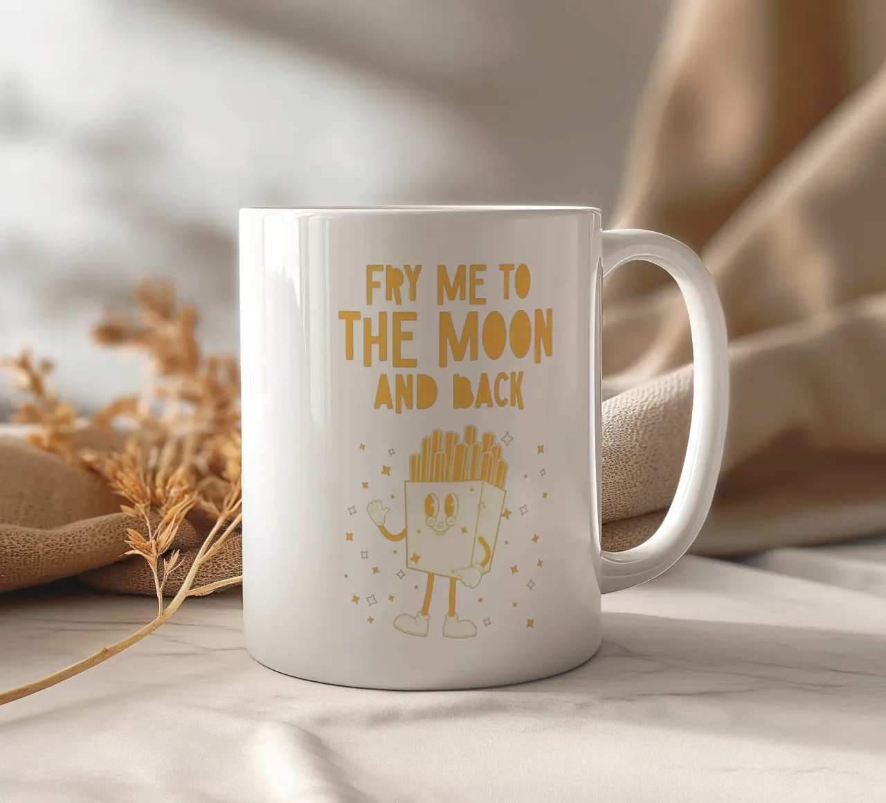 Retro Pommes Caractère Fry Me To The Moon And Back Jaune Blanc mug en céramique de Studio Frances M