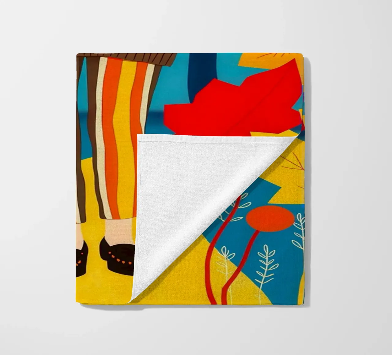 Femme marchant dans une forêt d'automne serviette de plage de ARTOMATIC
