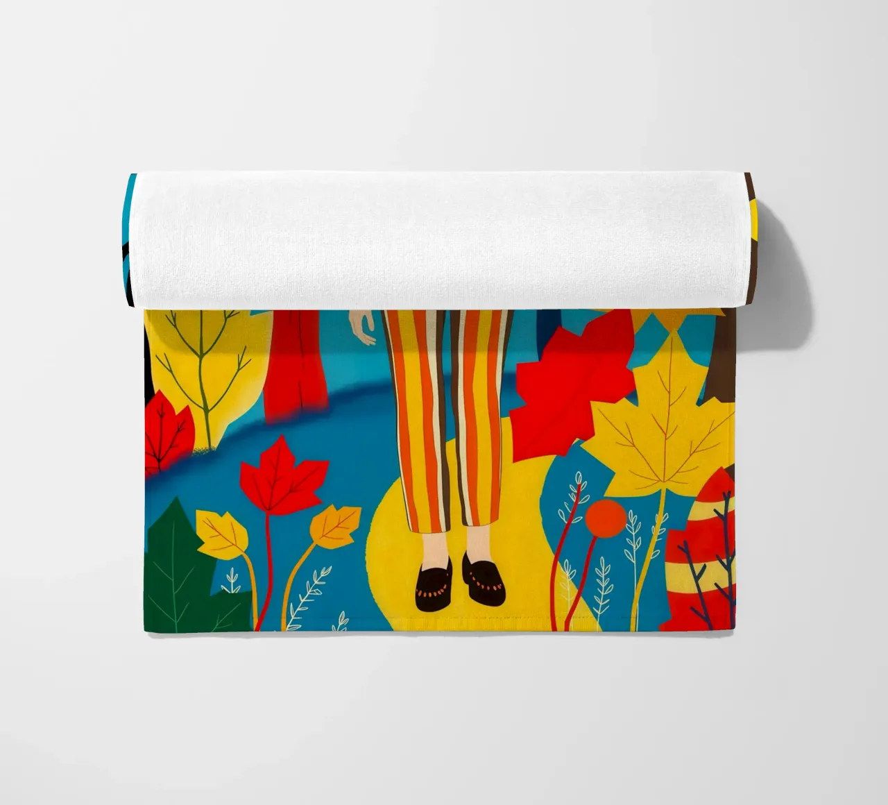 Femme marchant dans une forêt d'automne serviette de plage de ARTOMATIC