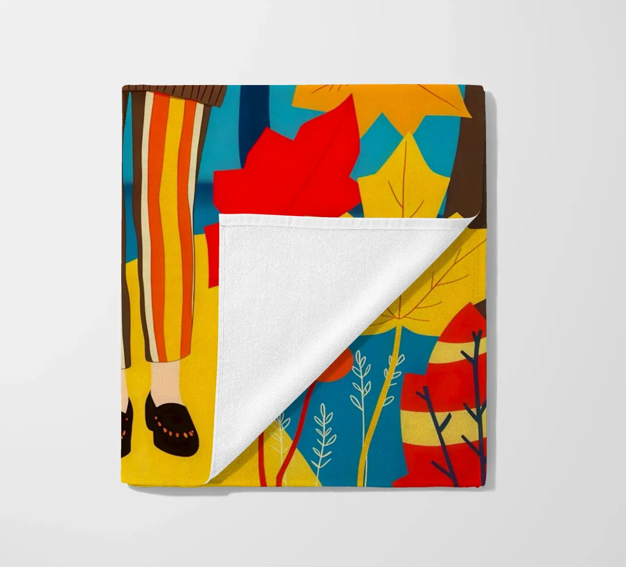 Donna che cammina in una foresta d'autunno telo mare da ARTOMATIC