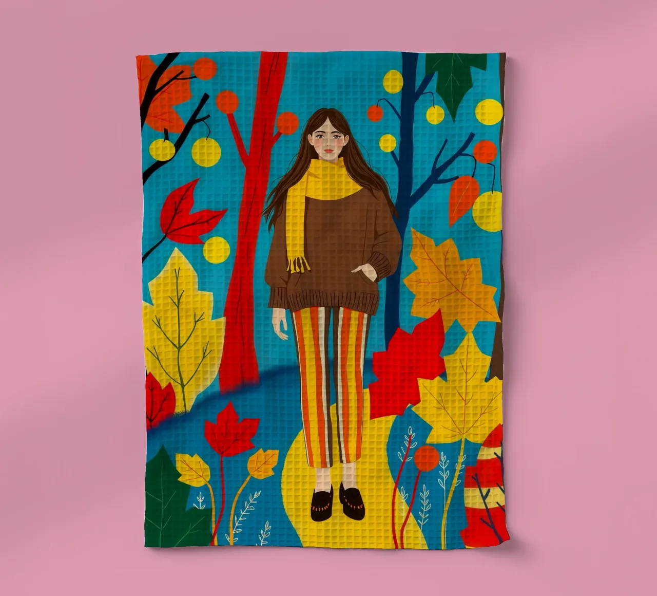 Femme marchant dans une forêt d'automne torchon de ARTOMATIC