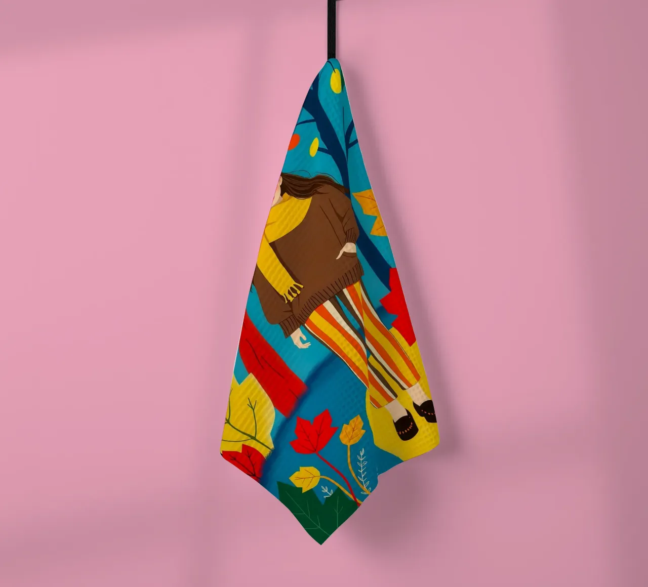 Femme marchant dans une forêt d'automne torchon de ARTOMATIC