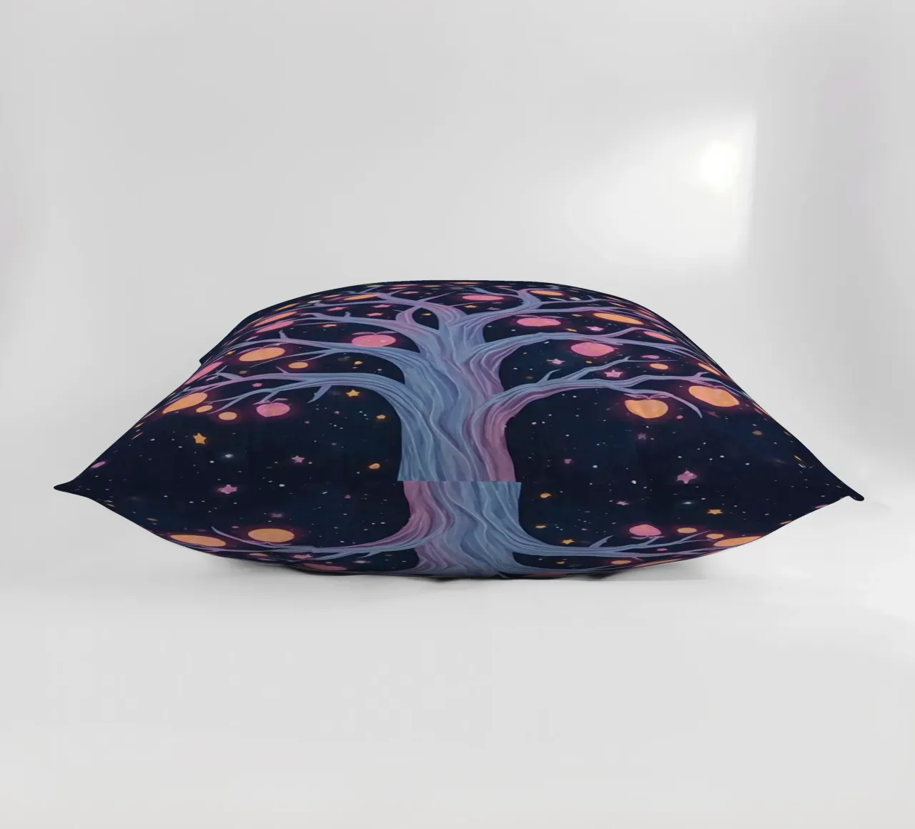Albero con frutti e stelle luminose cuscino da DesignDoodle