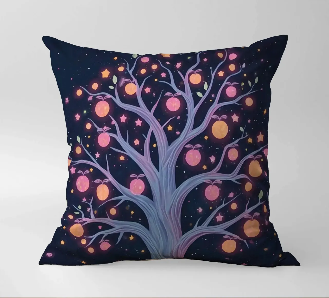 Albero con frutti e stelle luminose cuscino da DesignDoodle