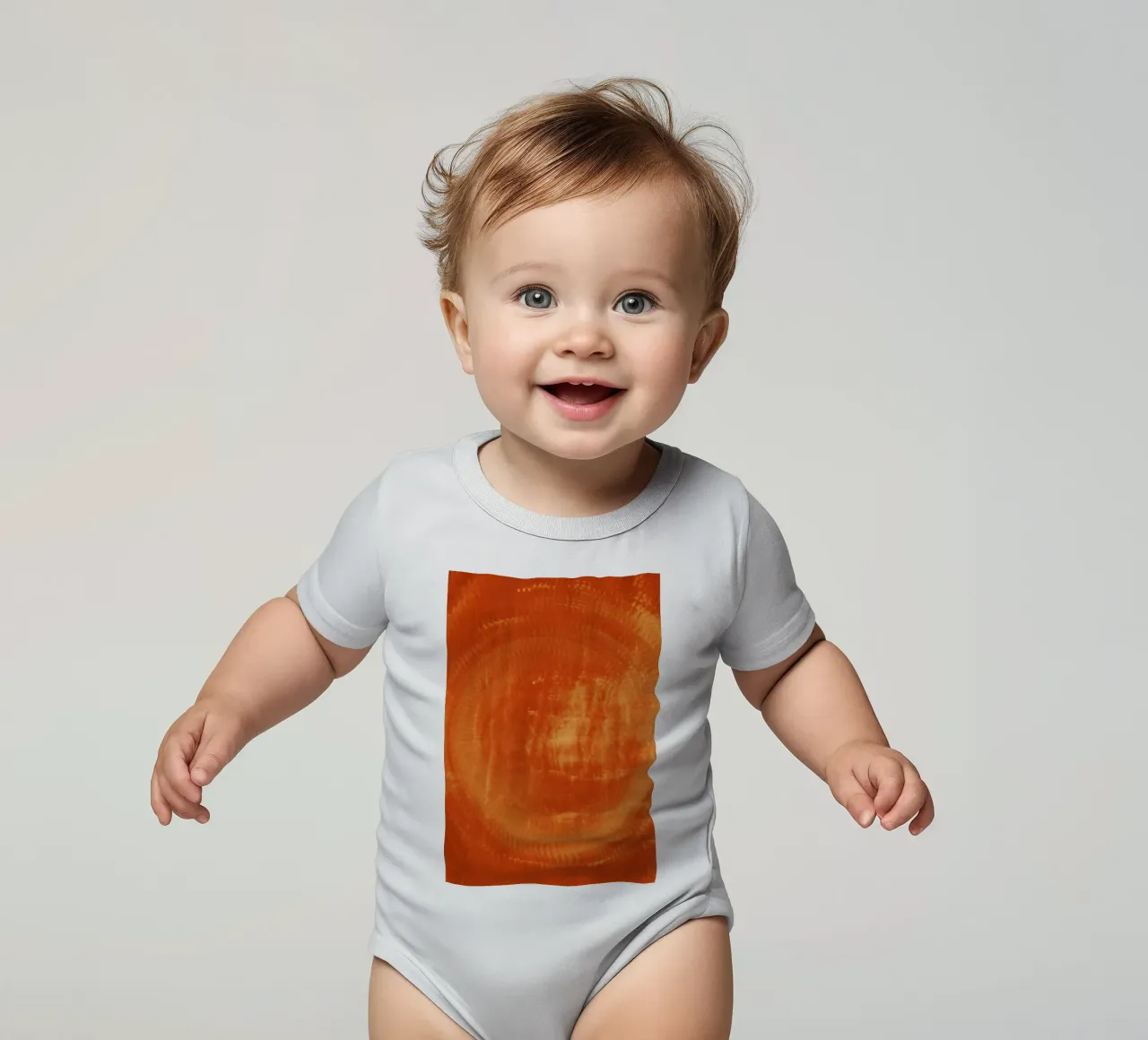 Abstraktes dynamisches Muster in orange und rot. Kurzarm Babybody von Something for you