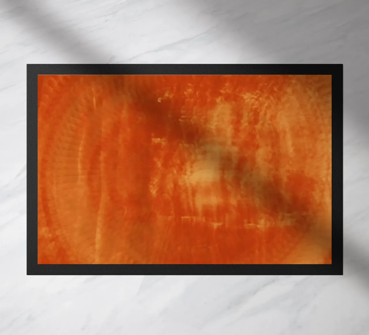 Abstraktes dynamisches Muster in orange und rot. Fußmatte von Something for you