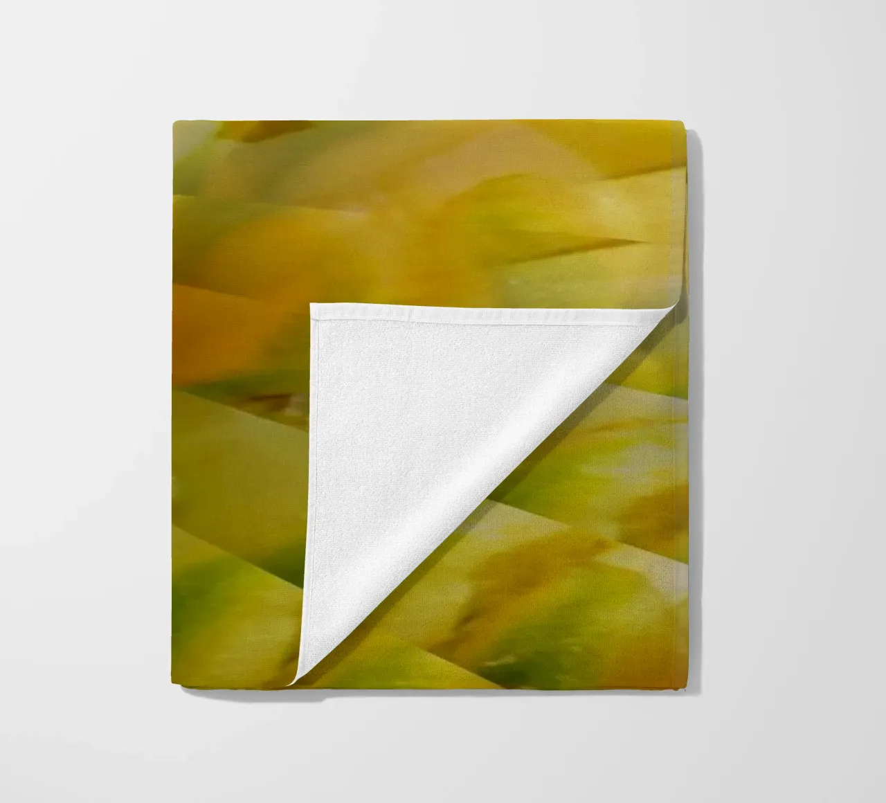 Motif dynamique abstrait en jaune, vert et blanc. serviette de plage de Something for you