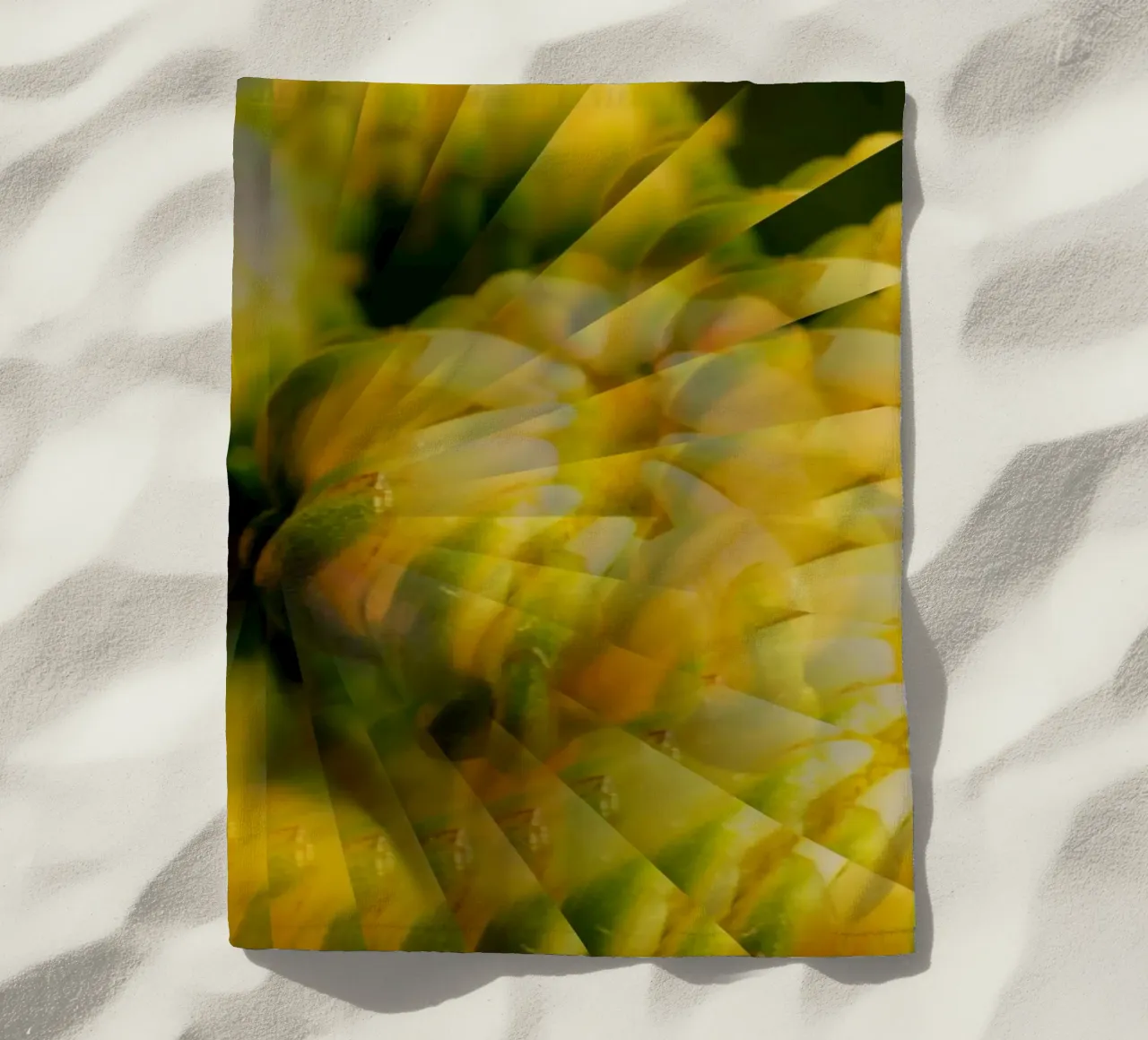 Motif dynamique abstrait en jaune, vert et blanc. serviette de plage de Something for you