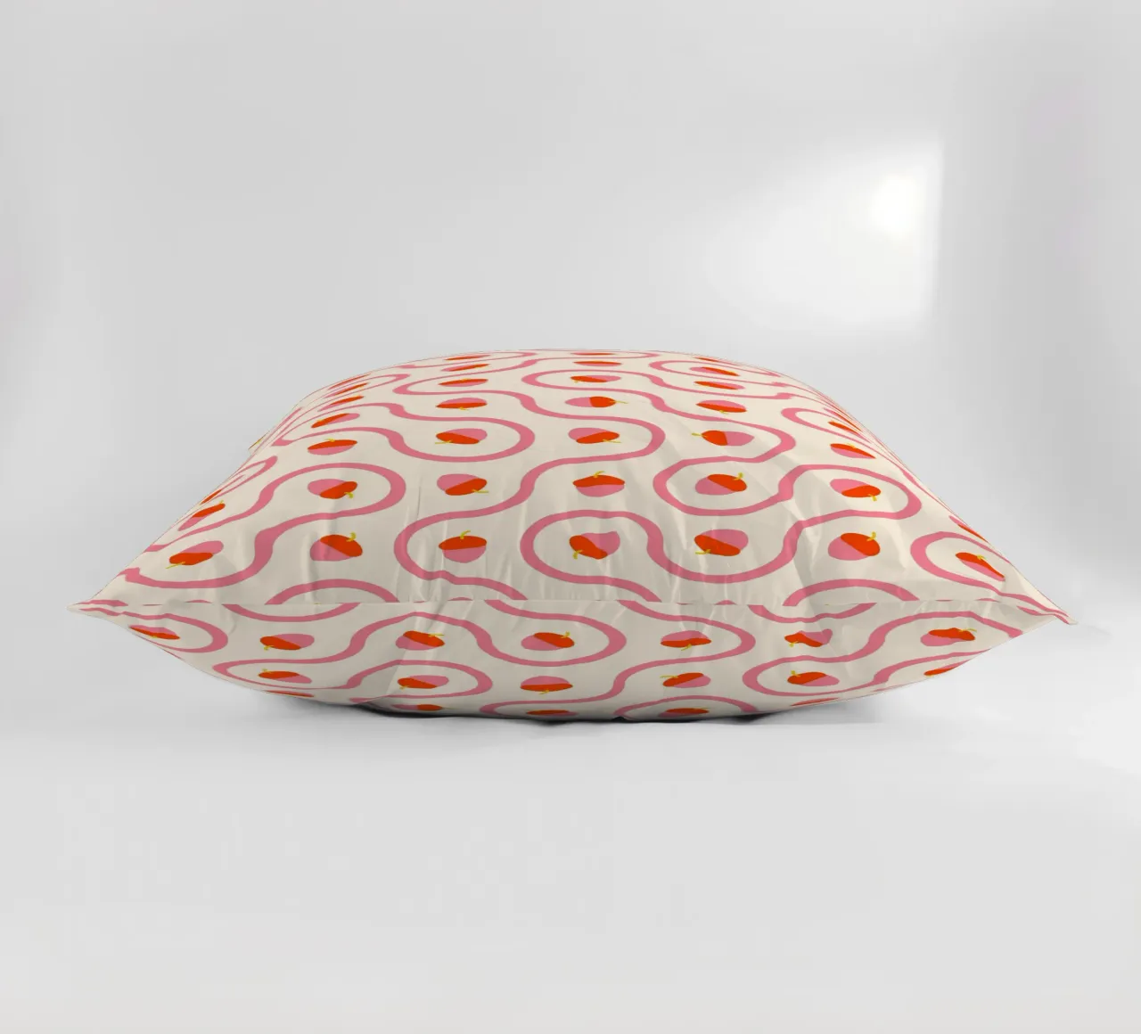 Ghiande rosa e rosse con linee ondulate su crema chiaro cuscino da CoelfenArt