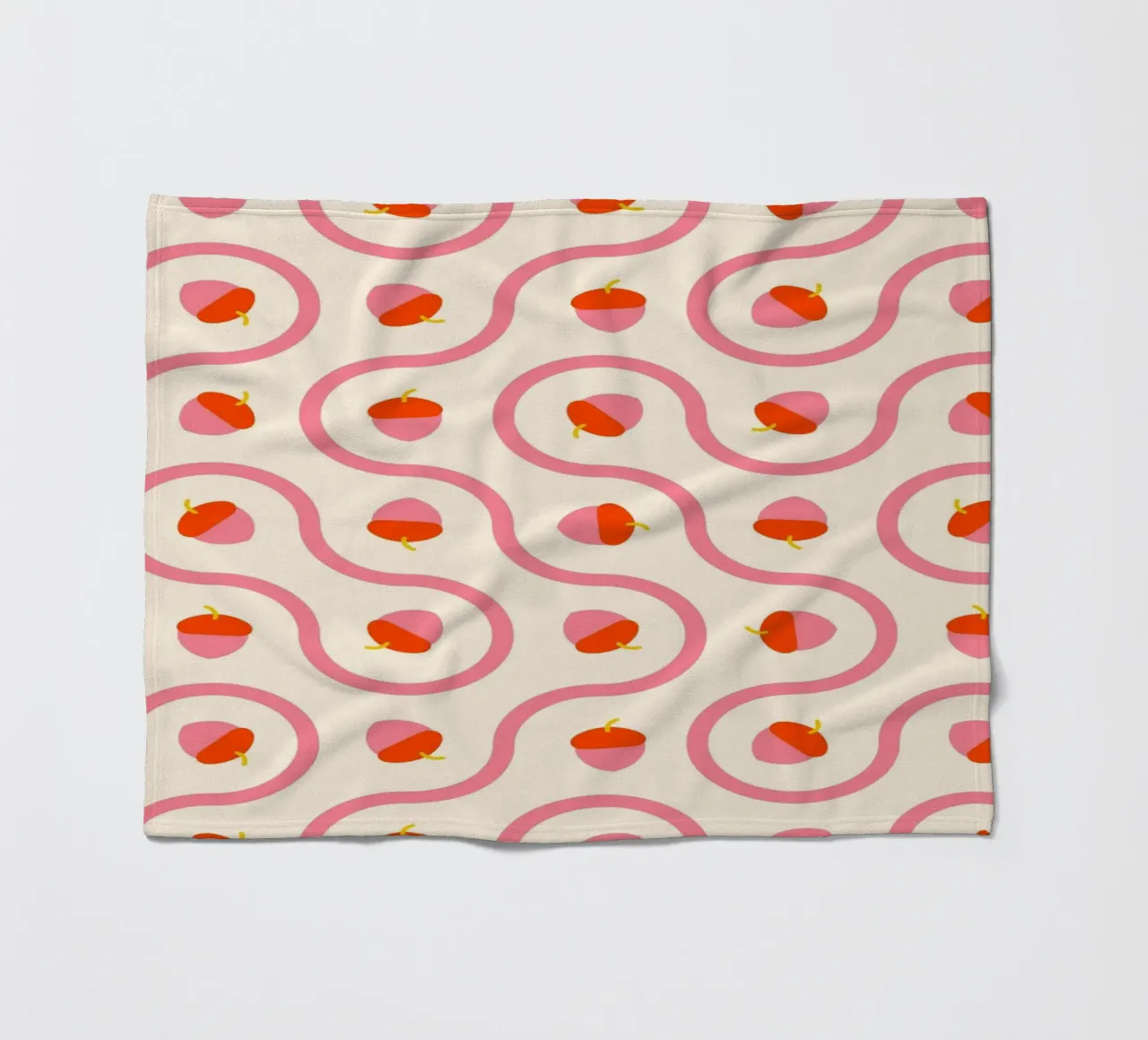 Ghiande rosa e rosse con linee ondulate su crema chiaro coperta in pile da CoelfenArt